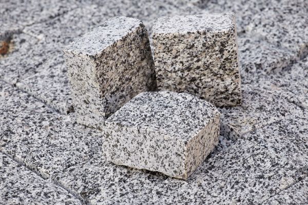 Брусчатка колотая из гранита Цветок Урала